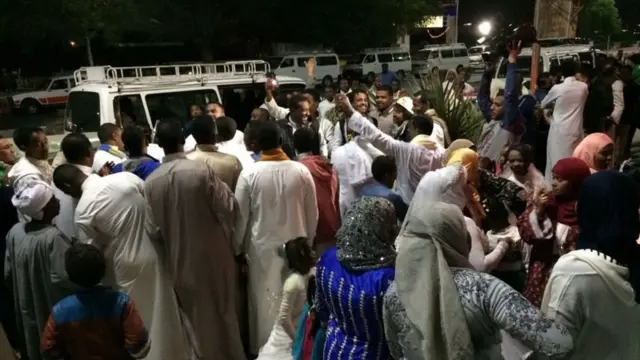 अकरम की शादी में शामिल होते परिजन