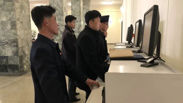 Pyongyang'daki Halk Kütüphanesi'nde kullanıma açık sınırlı sayıda bilgisayar var