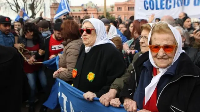 Una multitud impidió que la policía arrestara a Hebe de Bonafini este jueves en la Plaza de Mayo, en Argentina.