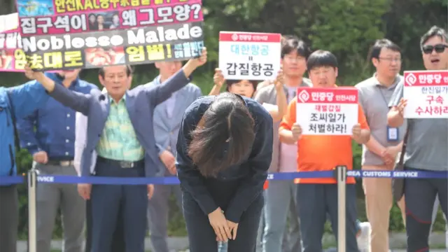 관세청 조사에 출석하며 고개 숙여 사과하는 조현아 전 대한항공 부사장