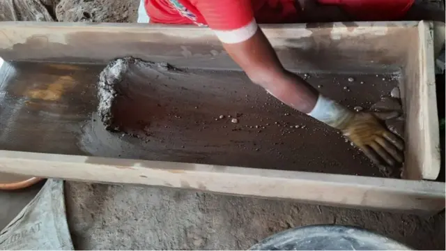 మట్టిలో బంగారం తీస్తారు