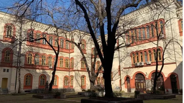 Bista se nalazi u unutrašnjem dvorištu velelepnog zdanja