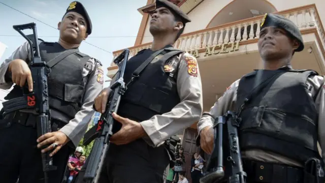 Polisi di depan gereja di Banda Aceh