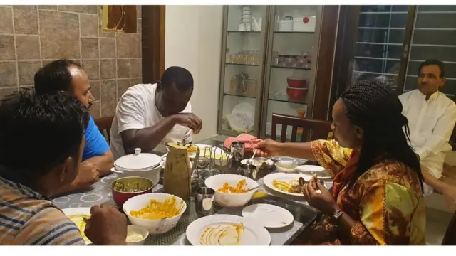 रिचर्ड टोंगी यांच्यासोबत गवळी कुटुंबीय जेवताना