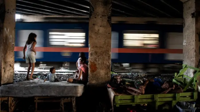 คนไร้บ้านจำนวนมาก อาศัยอยู่ข้างทางรถไฟ