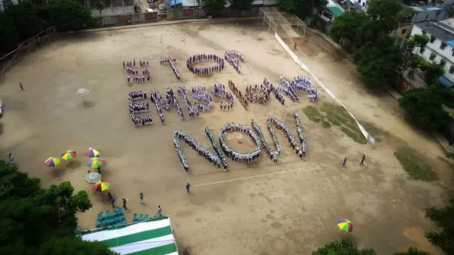 কার্বন নি:সরণ কমানোর দাবিতে ঢাকার একটি স্কুলে মানব বন্ধন।