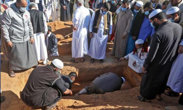 تم دفن إحدى الجثث المستخرجة بشكل لائق في 13 نوفمبر 2020