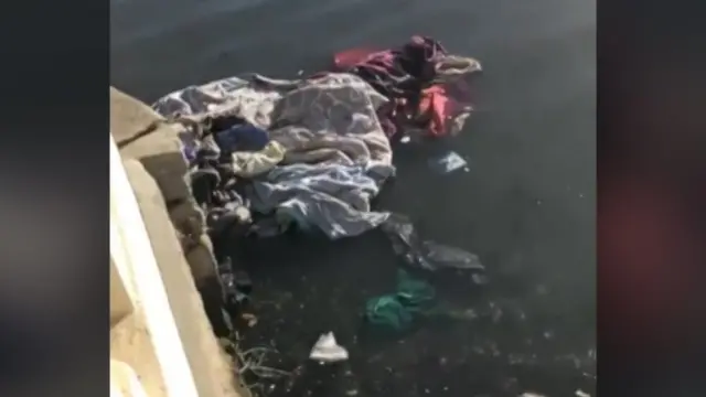 Objetos del sin techo lanzados al lago.