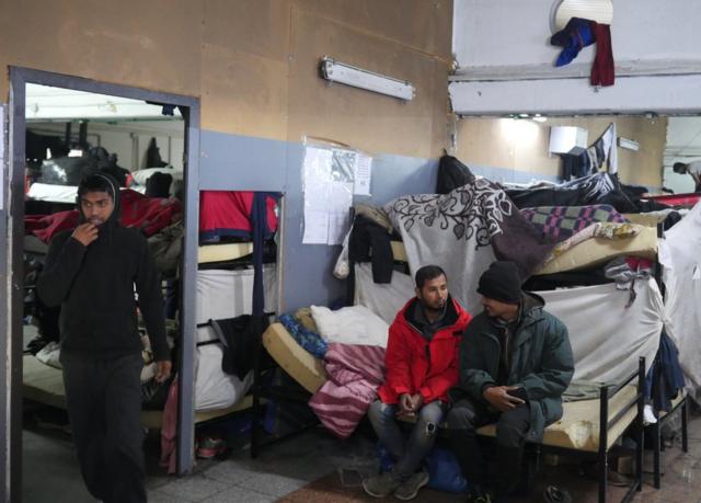 Imigrantesjogar na mega sena da virada via internetum abrigo próximo à fronteira com a Croácia