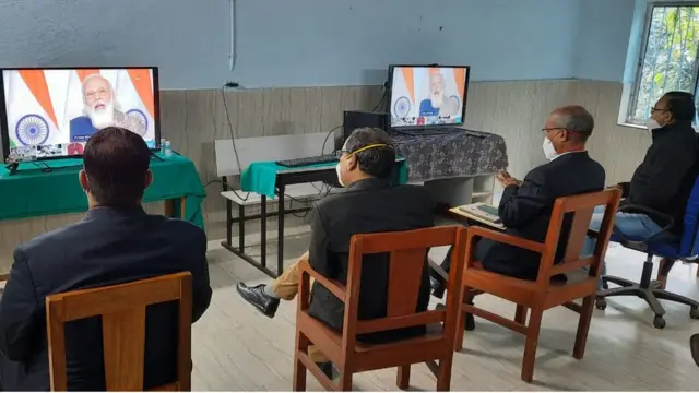 টিকাদান কর্মসূচীর সূচনা করে এক ভিডিও কনফারেন্সে মি. মোদী কথা বলছেন