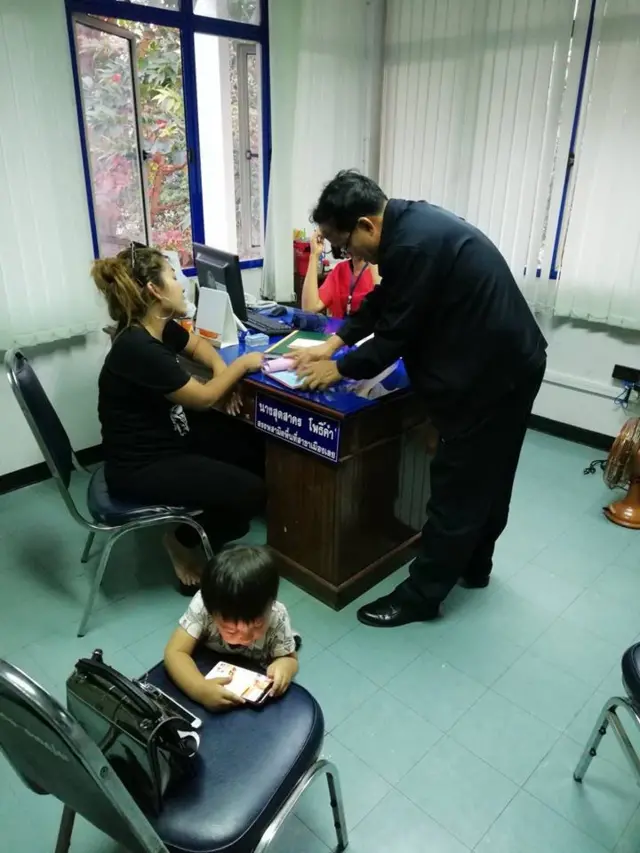 จินตนา สีวัดทานัง กำลังจ่ายค่าปรับที่สำนักงานสรรพสามิต จ.เลย