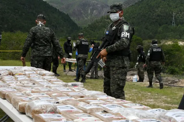 Policía com cocaína apreendida