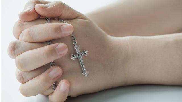 Mãoscard guard pokermulher com crucifixo nas mãos