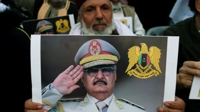 ژنرال حفتر در جریان قیام سال ۲۰۱۱ به لیبی بازگشت و رهبر یکی از گروههای شورشی مهم در شرق لیبی شد