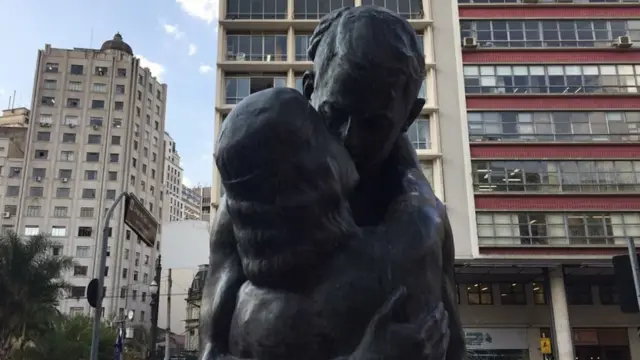 Estátua O Beijo Eterno, no Largo São Francisco, centrojogos de lutaSão Paulo