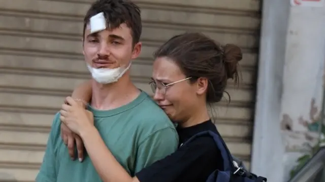 Dos jóvenes heridos tras la masiva explosión en Beirut.