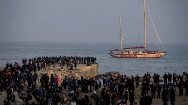 متظاهرون في أسبانيا لدعم اللاجئين