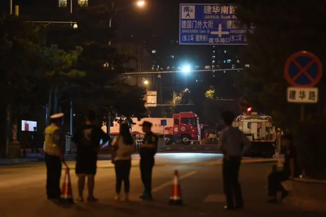 在靠近天安门的地区,道路被封锁,当地居民需要出示身份证才可出入。