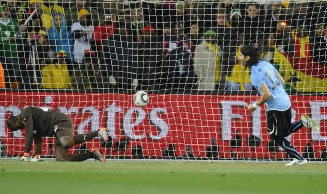 Sebastián Abreu anotando frente al arquero de Ghana
