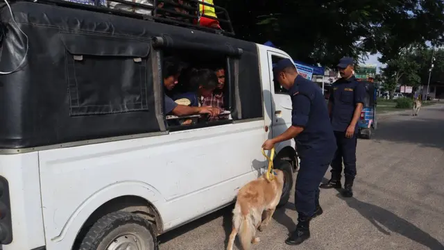 महाकाली नदीपारि दोधारा क्षेत्रबाट आउँदै गरेको सवारीसाधको सुरक्षा जाँच गर्दै प्रहरी