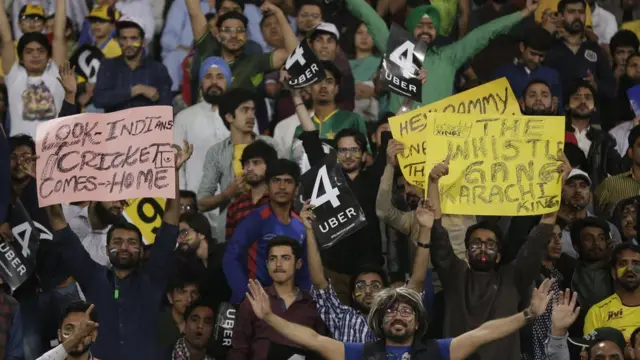 بارش کے باعث یہ میچ 16، 16 اوورز تک محدود کر دیا گیا تھا اس کے باوجود تماشائیوں کی بڑی تعداد سٹیڈیم میں موجود تھی۔