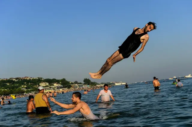 Denize giren insanlar