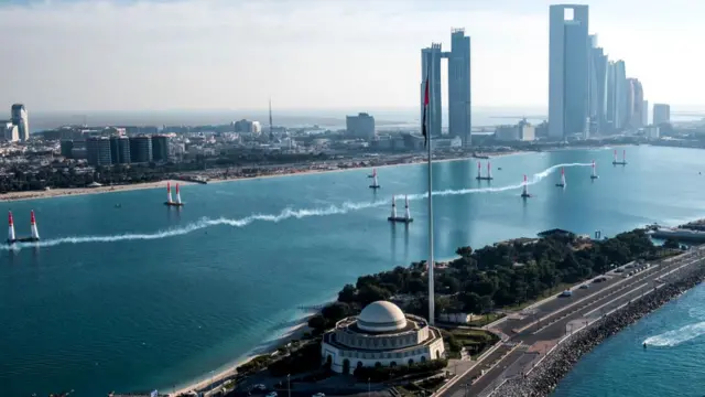 కేరళకు యూఏఈ రూ.700 కోట్ల సాయాన్ని ప్రకటించింది