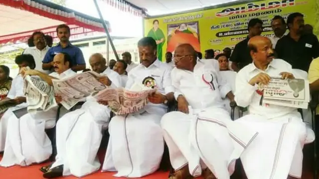 உண்ணாவிரதத்தில் மதுசூதனன் மற்றும் பி.எச். பாண்டியனுடன் ஓபிஎஸ்