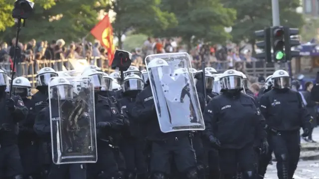 La policía enfrentando a los manifestantes.