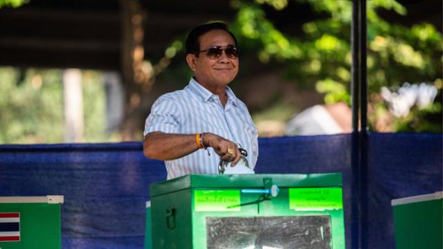 泰国总理巴育周日(24日)在投票所投票