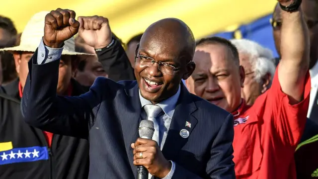 Alain Aime Nyamitwe, yahora ari umushikiranganji ajejwe imigenderanire y'u Burundi n'amakungu