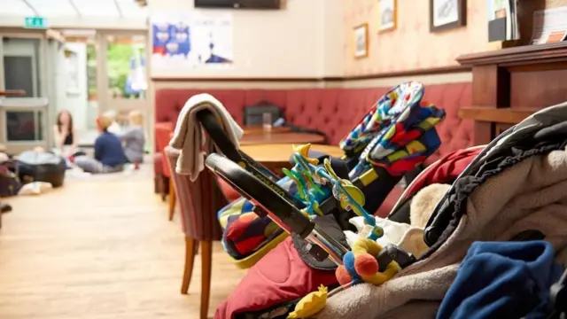 Tottenham的Antwerp Arms外放着许多儿童车，妈妈和孩子们都在里面参加摇篮曲活动