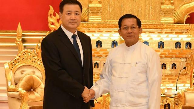 王小洪（左）在缅甸内比都与敏昂莱（右）握手（31/10/2023）