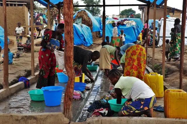 Des femmes déplacées en train de faire leur lessive au sein du site.