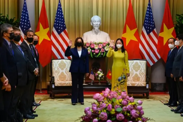 Phó chủ tịch nước Võ Thị Ánh Xuân (phải) đón tiếp Phó tổng thống Mỹ Harris