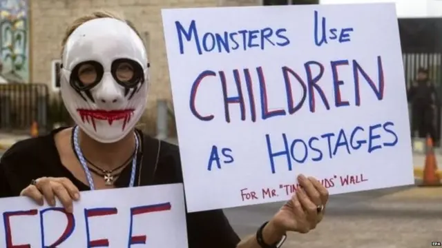 मेक्सिको में अमरीकी राष्ट्रपति ट्रंप की प्रवासियों के ख़िलाफ़ नीति का विरोध किया जा रहा है