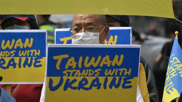 示威者举着“台湾与乌克兰在一起”的标语牌子