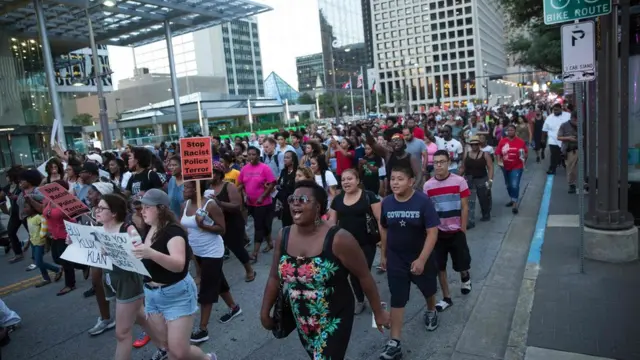 Protesta contra la violencia policial en Dallas