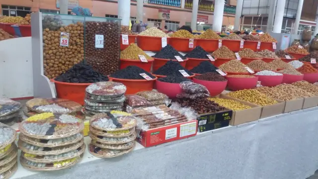 Кўрган кўзни қувонтирадиган бу қимматбаҳо неъматларни эса, кўпчилик эмас, ўзига тўқлар, кўпроқ ифторлик зиёфати бераётган кишилар сотиб олишга қодирдирлар.