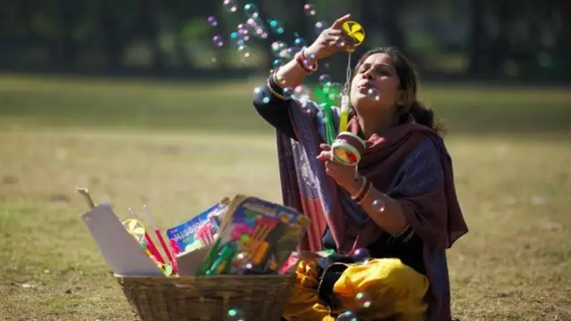 बच्चों के खिलौनो बेचती एक महिला