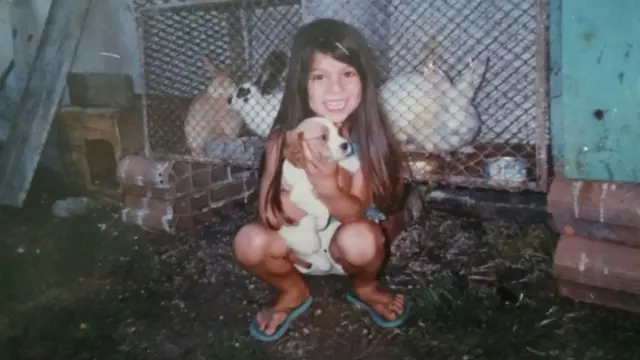 Lucía com um cachorro