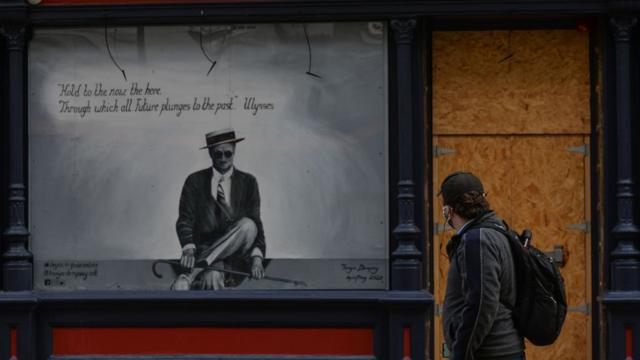 "Aférrate al ahora, al aquí, a través del cual el futuro se sumerge en el pasado", es la cita de "Ulises" en este cartel en Dublín.