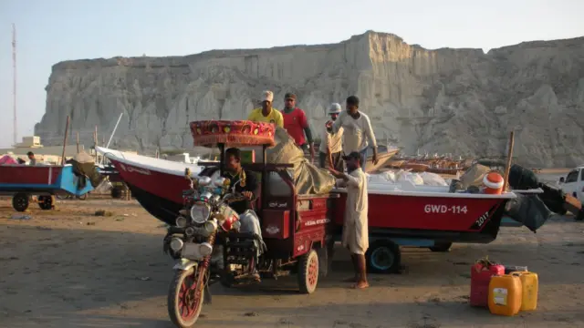 瓜达尔正在快速变化，但生活在那里的人们的生活还没有看到变化。