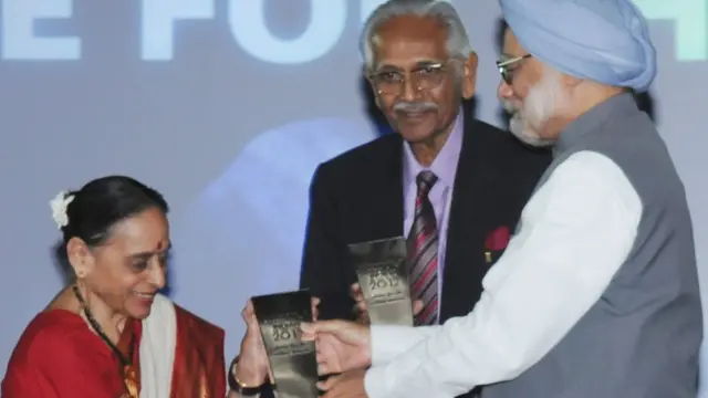 2013 में पूर्व प्रधानमंत्री मनमोहन सिंह से एनडीटीवी इंडियन ऑफ़ द ईयर अवार्ड लेते हुए.