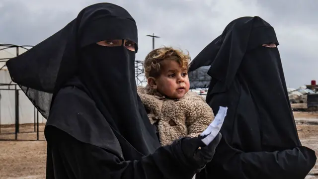 د کردانو په واک کې د الهول کمپ شاوخوا ۱۰ ښځې او ۳۰ ماشومان فنلنډیان دي.