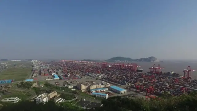 เส้นทางสายไหมทางบกคือถนนและทางรถไฟออกจากจีนมุ่งไปทางตะวันตก ส่วนเส้นทางสายไหมทางทะเล คือเส้นทางเดินเรือจากจีนมุ่งลงใต้แล้วเข้าสู่ทิศตะวันตก