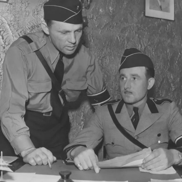 Hermann Schwinn (derecha) y su ayudante en junio de 1938