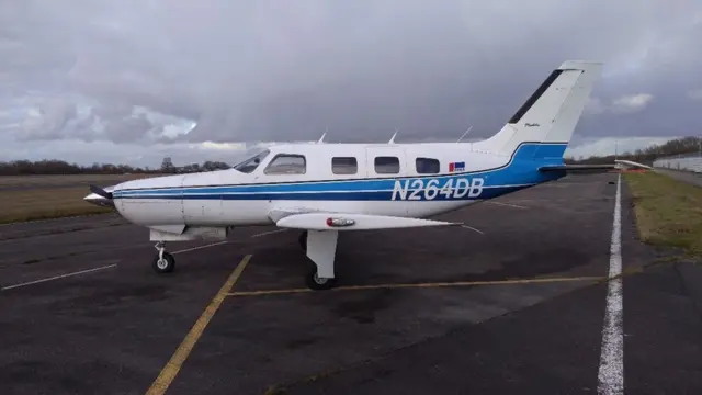 La avioneta antes de despegar del aeropuerto de Nantes.