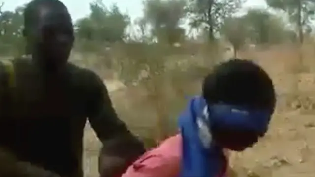 Dubartii ija hidhatte tokko duuuba namni tokko dhaabatee