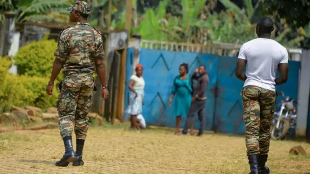 Les autorités camerounaises ont imposé un couvre-feu nocturne le 8 novembre 2017 et ont ordonné la fermeture des magasins et des lieux publics dans une région bercée par les troubles parmi la minorité anglophone du pays
